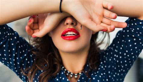 His magic fingers give incredible orgasm teen (FINGERIN .